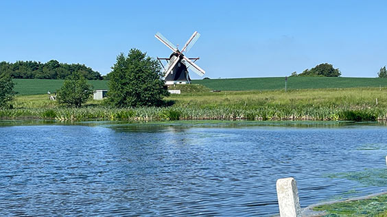Windmühle und Flusslandschaft entlang idyllischer Radwege zwischen Aarhus und Oslo