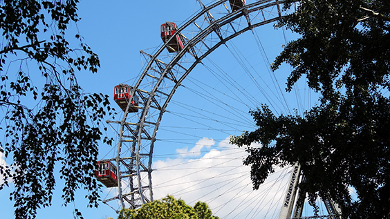 Riesenrad des Wiender Praters vor blauem Himmel