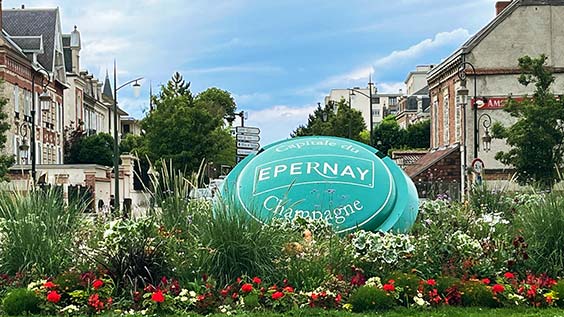 Ein Schild, das Sie in der französischen Stadt Épernay (die Hauptstadt der Champagne) begrüßt