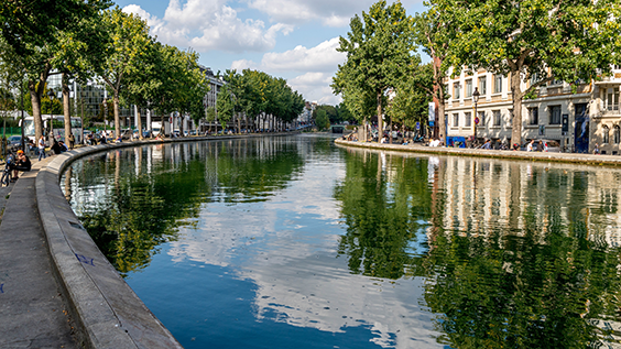 Kanal St. Martin in Paris mit Promenade und Radfahrern, fotografiert auf einer Radreise