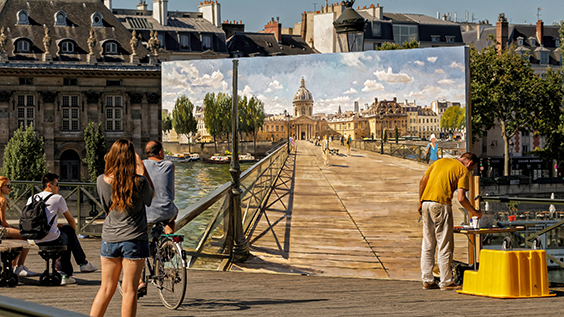 Radfahrer vorbei an Künstler auf Brücke in Paris malend vor großer Leinwand