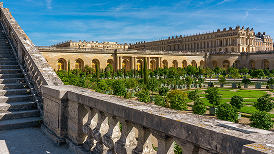 Radwege mit Blick auf das Schloss Versailles und dessen Grünanlage im Vordergrund