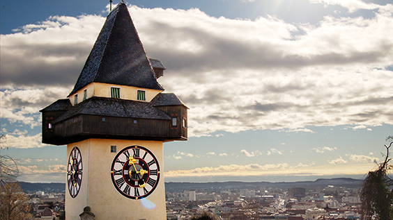 Uhrturm in Graz mit Blick auf die Stadt im Tal