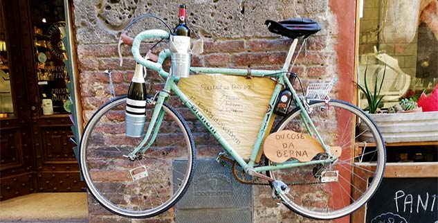 Fahrrad vor der Tür einer Weinbar in Frankreich