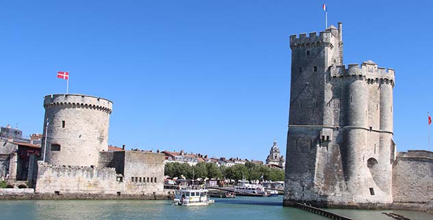 Eingang zum alten Hafen von La Rochelle in Frankreich, fotografiert auf einer auf einer E-Bike-Reise