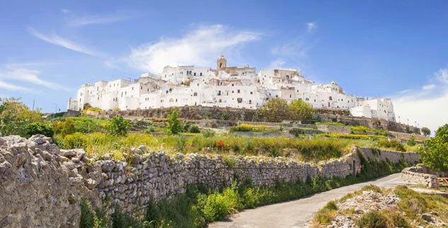 Blick auf Ostuni in Italien, die weiße Stadt in Apulien