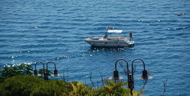 Kleines Motorboot auf dem Meer entlang der Küsten-Radwege in Süditalien