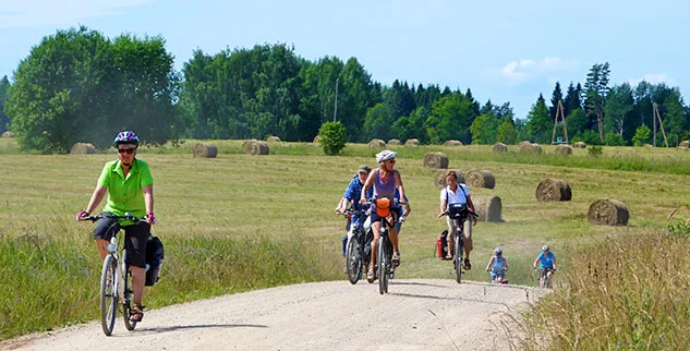 Radfahrer in Riga Tallinn auf einer E-Bike-Reise mit der Landpartie