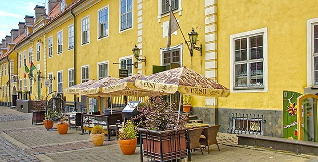 Radwege durch eine Häuserpassage in Riga, Tallinn