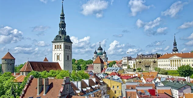 Panorama-Ansicht der Altstadt von Tallinn, der Hauptstadt Estlands, auf einer Radtour mit Landpartie