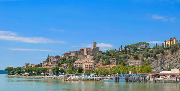 Passignano sul Trasimeno, eine malerische Stadt am Nordufer des Lago Trasimeno in Umbrien, Italien
