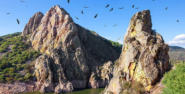 Mit der Landpartie auf Radwegen entlang des Nationalpark Monfragüe, Geierfelsen, in Spanien