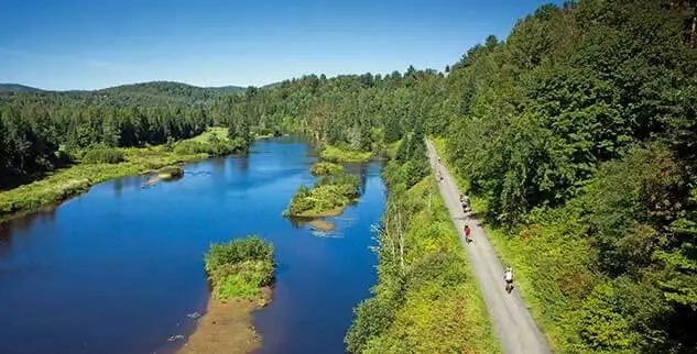 Foto von oben auf die Natur und Radwege in Kanada