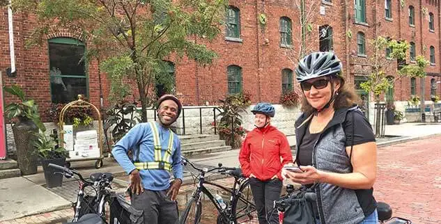 Radfahrer einer Landpartie-Radreise machen eine Pause in Toronto