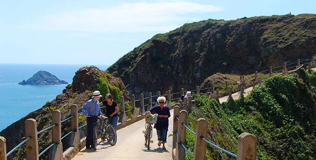 Wanderweg über die berühmte Landenge La Coupée auf der Kanalinsel Sark während einer Radreise