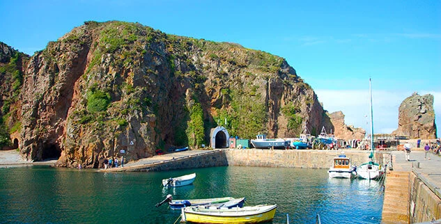 Kleine Bucht mit Booten am Creux Harbour auf der Insel Sark