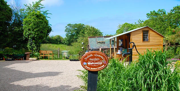 Eingang zum Judith Quérée Garden bei Creux Soleil Cottage auf der Insel Jersey