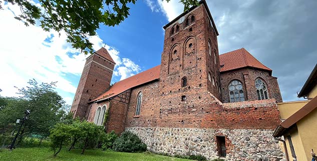 Pause auf der Radreise an der Kirche in Kętrzyn / Rastenburg in den Masuren, Polen