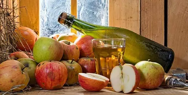 Ein Glas Apfelsaft mit Äpfeln