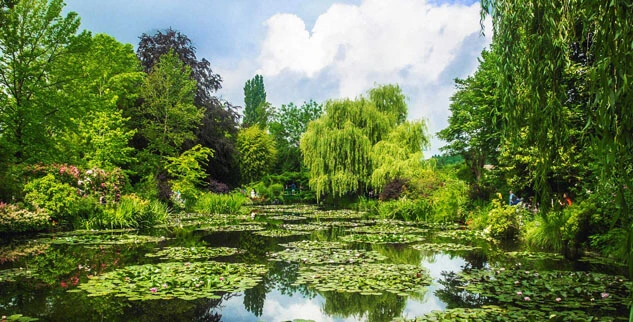 Auf der Landpartie E-Bike-Reise vorbei an einem See in der Natur, Frankreich, Normandie