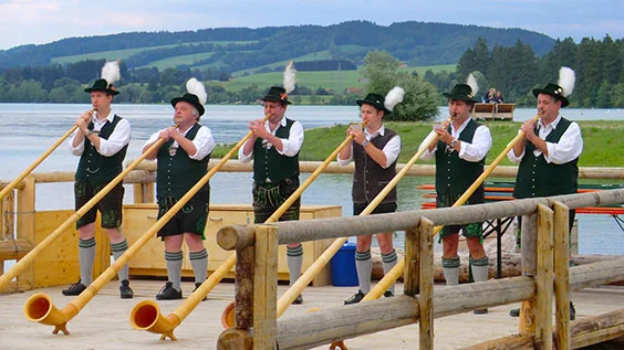 Deutschlandtour Dinkelsbühl zur Zugspitze: Alphornbläser vor Panoramen