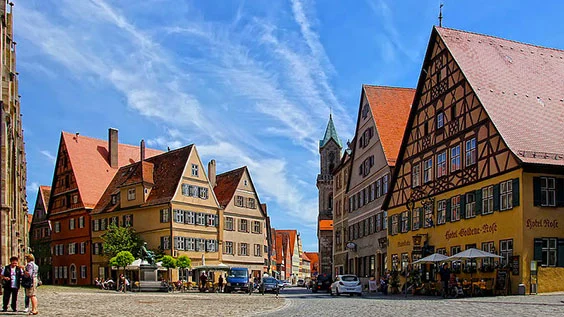 Radreise durch die Altstadt von Dinkelsbühl an der Romantischen Straße in Deutschland