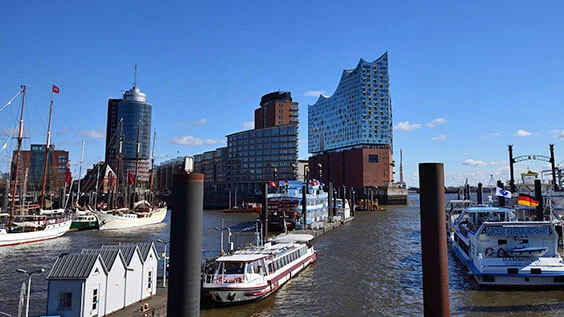Die Elbphilharmonie in Hamburg, fotografiert auf einer E-Bike-Reise mit der Landpartie