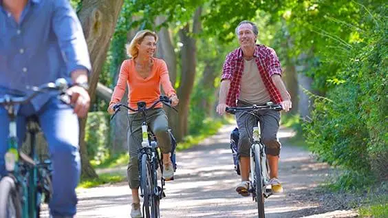 Radfahrer auf der Landpartie E-Bike Deutschland Tour von Hamburg nach Weimar