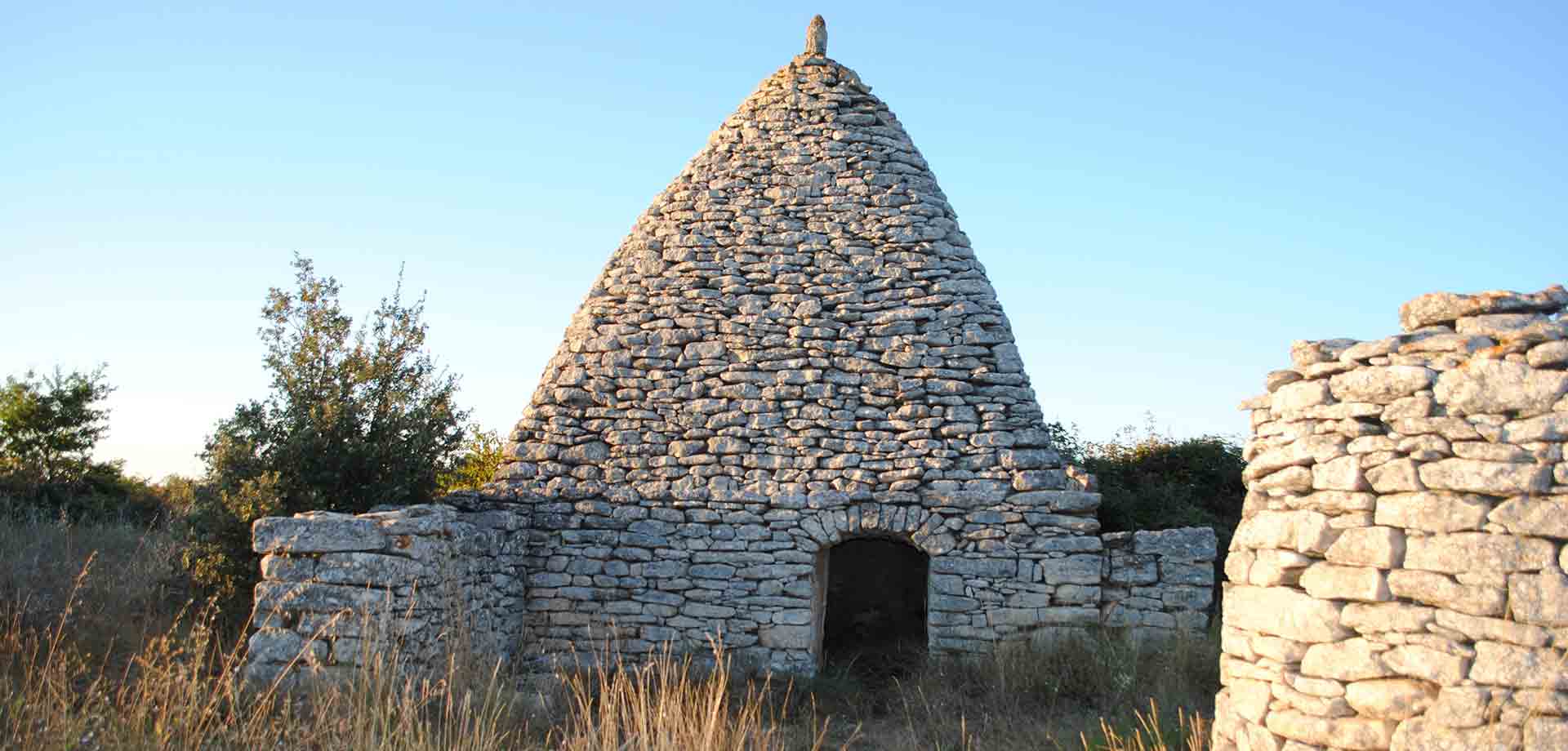 Village des Bories in der Provence, traditionelle provenzalische Trockenstein-Hütte