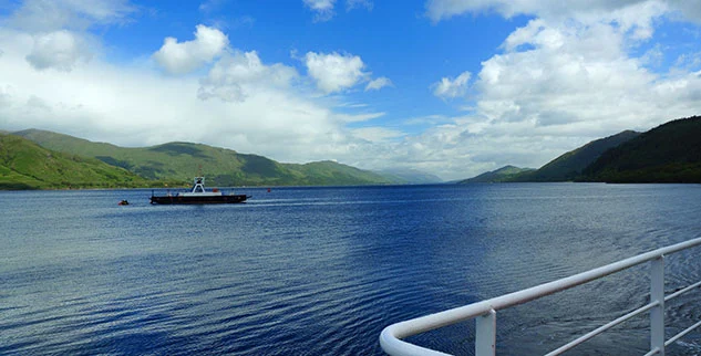 Fährenfahrt über Loch Ness in Schottland