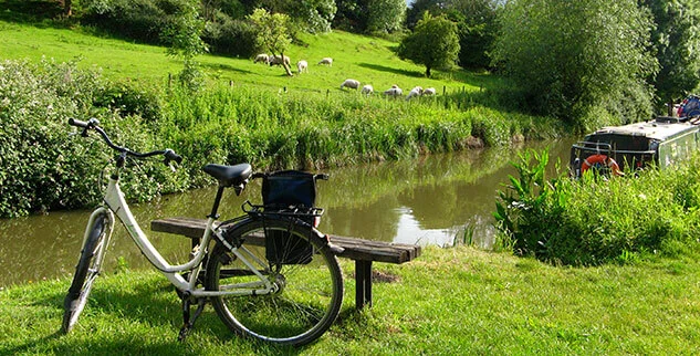 Kurze Pause auf der schönsten Radreise durch Südengland: Fahrrad vor einem Fluss