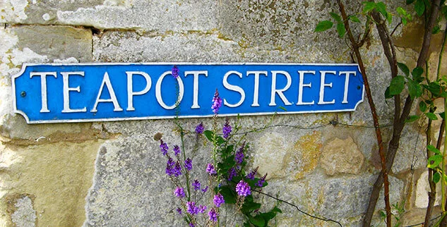 Straßenschild Teapot Street in Südengland, fotografiert auf einer geführten Radreise in England