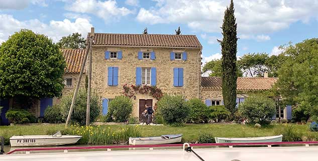 Radwege entlang Maison de la Clappe in Le Somail, ein Weiler, Lage am Canal du Midi