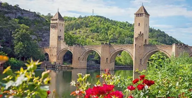 Die Pont Valentré (auch Teufelsbrücke genannt), eine beeindruckende mittelalterliche Festungsbrücke