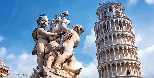 Radwege entlang der Statue Fontana dei Putti und dem schiefen Turm von Pisa