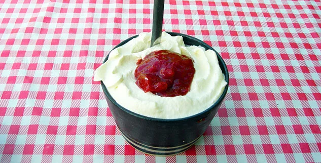 Pudding mit Erdbeersoße auf rot-karierter Tischdecke