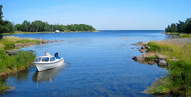 Kleines Boot auf einem See entlang der Radwege in Schweden