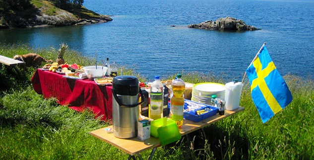 Picknick während einer Radreise an einem Ufer in Schweden