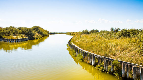 Kanal-Landschaft in Italien