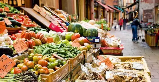 Wochenmarkt mit frischem Gemüse auf Radreise mit der Landpartie