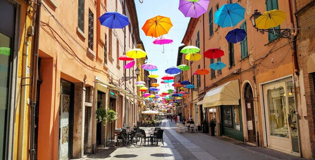 Kleine Gassen in Bologna mit bunten Regenschirmen über der Passage