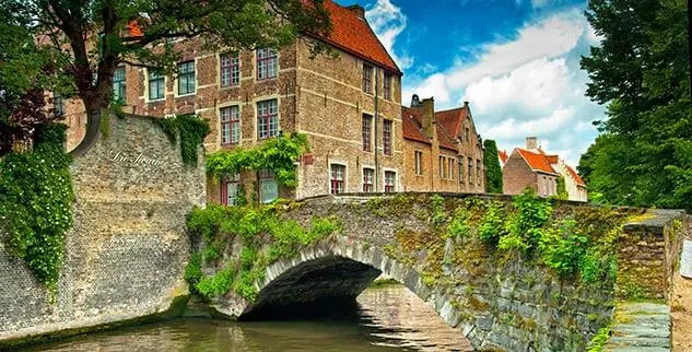 Haus bei einer Brücke auf der Radreise Flandern