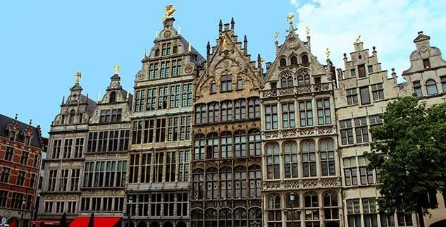 Alte Häuser während einer Radtour durch Antwerpen (Die Landpartie)