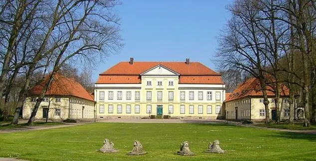 Pause auf einer Radtour am Herrenhaus in Carlsburg