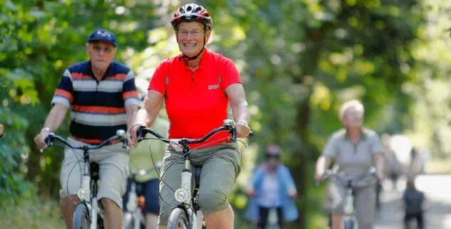 Radfahrgruppe der Landpartie, Bäume im Hintergrund