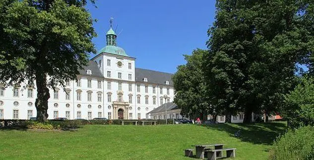 Besichtigung vom Schloss Altenhof während einer Radreise in Schleswig Holstein