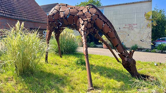 Giraffe, Skulptur im Yard Art Varel von Diedel Klöver