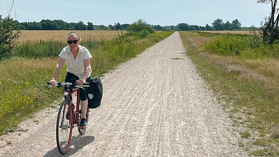 Radfahrer im Norden Deutschlands auf einem langen Radweg