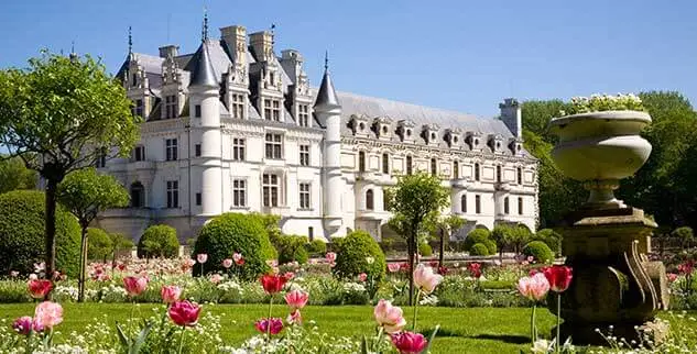 Pause vom Radeln an der Burg Fontevraud Loire im blühenden Sommer