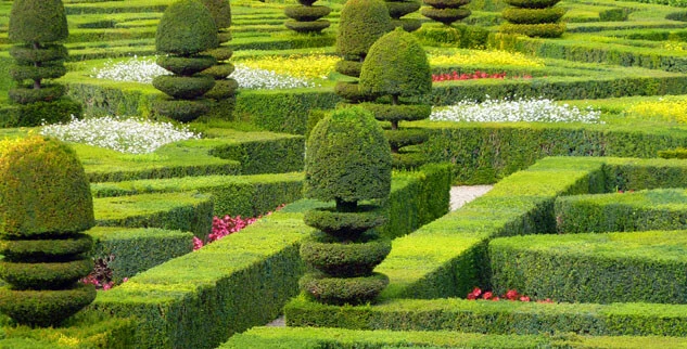 Wunderschönes Gartenland des Anjou Loire mit verzweigten Fußwegen